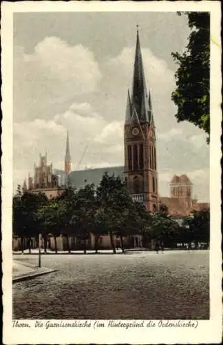 Ak Toruń Thorn Westpreußen, Garnisonskirche, im Hintergrund die Ordenskirche