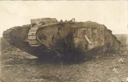 Foto Ak Frankreich, Zerschossener englischer Panzer, I WK