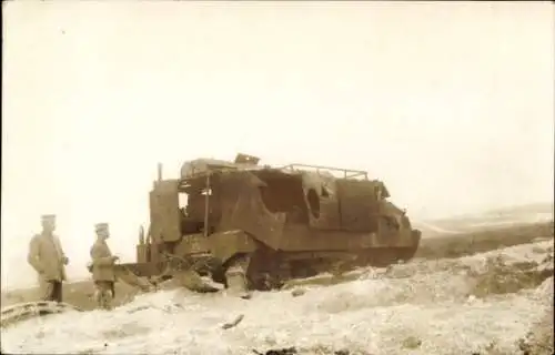 Foto Ak Deutsche Soldaten mit zerstörtem Panzer, I WK