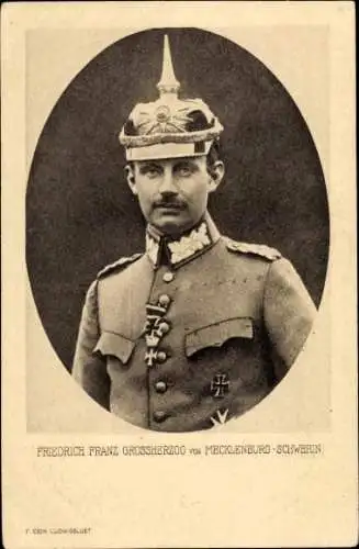 Ak Friedrich Franz Großherzog von Mecklenburg Schwerin, Portrait in Uniform, Pickelhaube