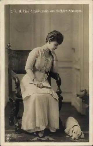 Ak Frau Erbprinzessin von Sachsen-Meiningen, Portrait mit Hund