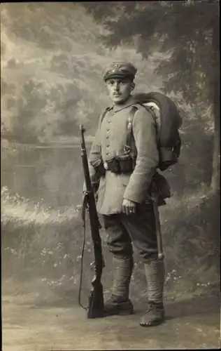 Foto Ak Deutscher Soldat in Uniform, Standportrait, Gewehr, Marschausrüstung, Clausthal