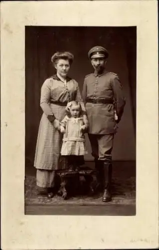 Foto Ak Deutscher Soldat mit Frau und Tochter, Portrait