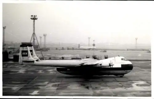 Foto Britisches Passagierflugzeug, DEA, Hawker Siddeley 650, Flughafen