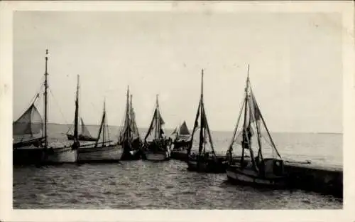 Ak Fouras les Bains Charente Maritime, Bateaux de Peche au quai Sud