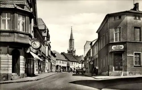 Ak Fürstenberg / Havel, Ernst Thälmannstraße mit Kirche