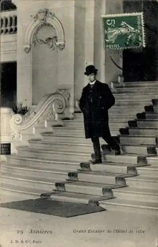 Ak Asnières sur Seine Hauts-de-Seine, Grand Escalier de l'Hotel de Ville, Mann mit Melone