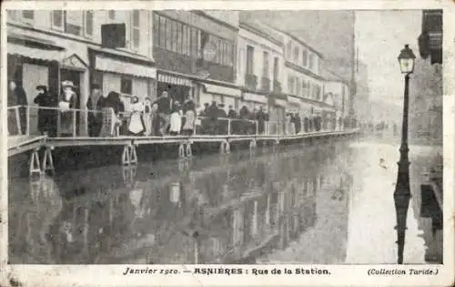 Ak Asnières sur Seine Hauts-de-Seine, Hochwasser 1910, Rue de la Station, Behilfsbrücke