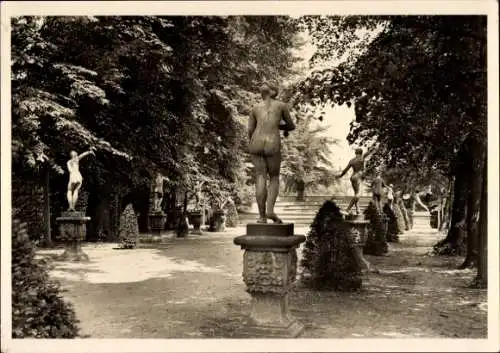 Ak Herrenhausen Hannover in Niedersachsen, Schloss Herrenhausen, Park, Statuen