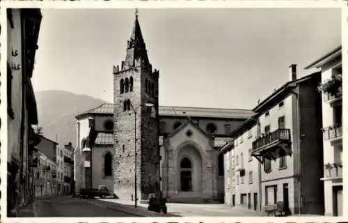 Ak Orsières Kanton Wallis, Straßenpartie, Turm, Wohnhäuser