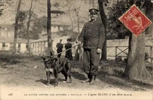 Ak La lutte contre les Apaches a Neuilly, Agent Blois et son chien Black