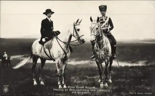 Ak Herzog Ernst August von Braunschweig, Prinzessin Victoria Luise von Preußen, auf Pferden