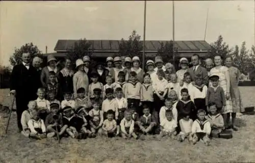 Foto Ak Stepnica Stepenitz Pommern, Gruppenaufnahme von Kindern und Erwachsenen am Strand 1930