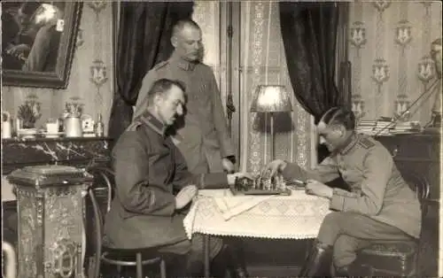 Foto Ak Ferrière la Grande Nord, deutsche Offiziere in Uniform beim Schachspiel, Paul Behrendt, 1917