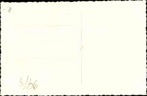 Foto Ak Junge Frau in Bademode am Strand, auf einer Person im Eisbärenkostüm sitzend