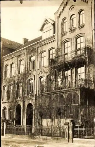 Foto Ak Linden Hannover in Niedersachsen, Wohnhaus, Frau mit Kind auf einem Balkon