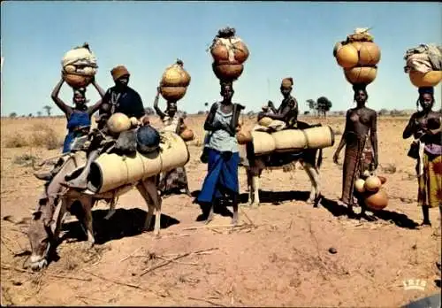 Ak Afrika, Frauen bei der Rückkehr vom Markt, Esel