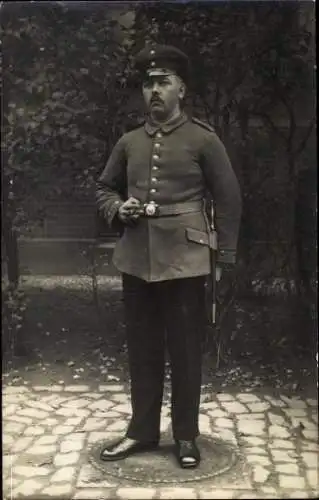 Foto Ak Deutscher Soldat in Uniform, Portrait mit Zigarre