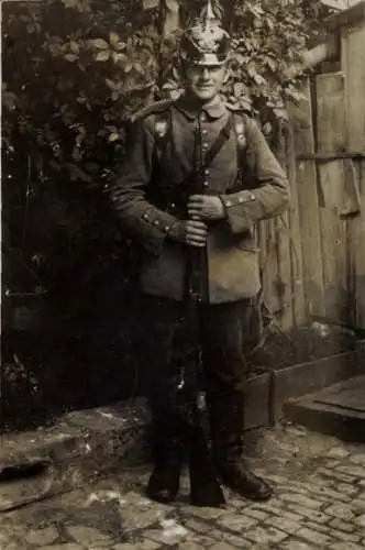 Foto Ak Deutscher Soldat in Uniform, Pickelhaube, Standportrait