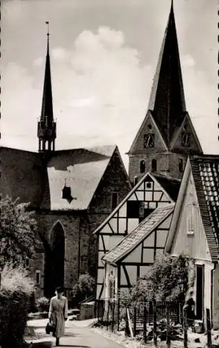 Ak Gummersbach im Oberbergischen Kreis, Kirche, Teilansicht, Fachwerkhäuser