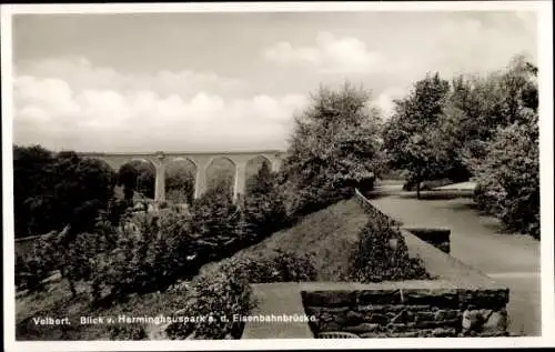 Ak Velbert im Rheinland, Blick vom Herminghauspark, Eisenbahnbrücke