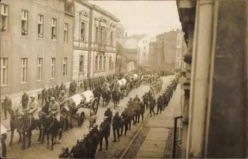 Foto Ak Französische Soldaten, Straße, Trauerzug, Lastkutschen