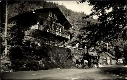 Ak Schwarzburg in Thüringen, HO-Gaststätte Schweizerhaus, Postkutsche