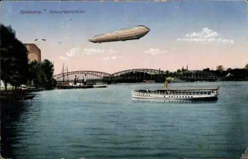 Ak Berlin Spandau, Zeppelin über der Eiswerderbrücke, Dampfschiff