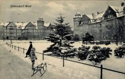 Ak Berlin Zehlendorf, West, Parkanlage, Winter, Kind mit Schlitten