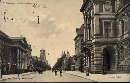 Ak Dessau in Sachsen Anhalt, Kavalierstraße, Herzogliches Hoftheater, Herzogliches Palais