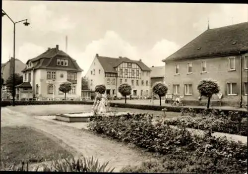 Ak Rositz Kreis Altenburg, Grünanlage an der Karl Marx Straße, Brunnen