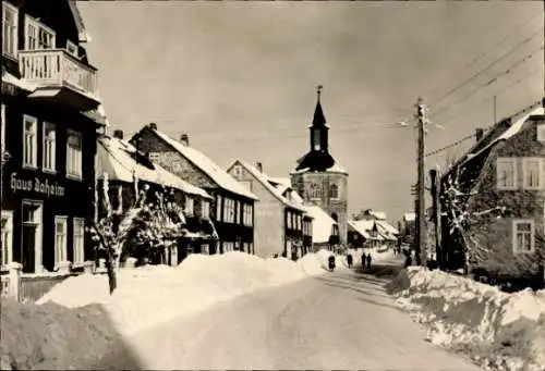 Ak Neustadt am Rennsteig Großbreitenbach in Thüringen, Rennsteigstraße, Winter, Haus Daheim, Kirche