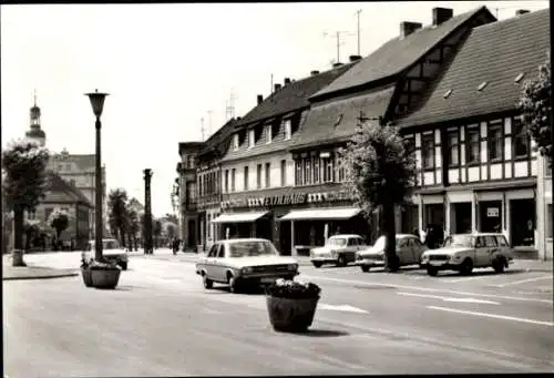 Ak Coswig in Anhalt, Ernst Thälmann Straße, Textilhaus, Audi 80 B1