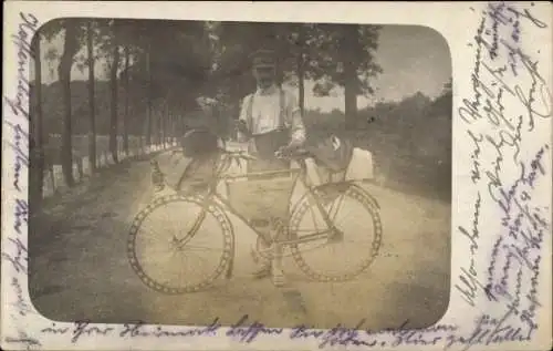 Foto Ak Reisender mit einem Fahrrad, Standportrait