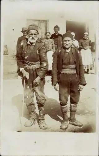 Foto Ak Serbien, Serbische Dorfbevölkerung am Kriegsschauplatz 1. WK