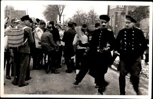 Foto Ak Vorsfelde Wolfsburg? Karneval, Straßenszene, junge Männer