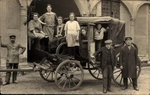 Foto Ak Wolfenbüttel in Niedersachsen, Kutsche, Gruppenbild