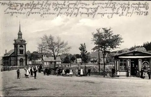 Ak Oker Goslar am Harz, Straßenpartie, Kirche, Geschäftshaus, Anwohner