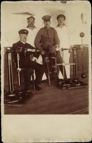 Foto Ak Deutsche Soldaten in Uniformen, Seeleute, Portrait