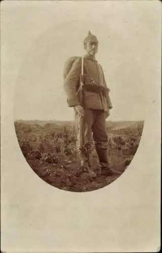 Foto Ak Deutscher Soldat in Uniform, Portrait mit Bajonett