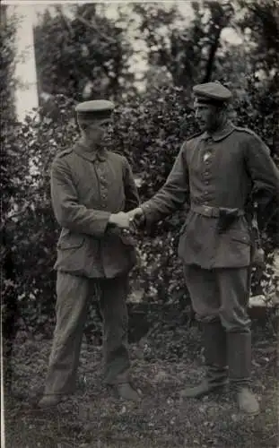 Foto Ak Zwei Deutsche Soldaten in Uniformen, Löwenkopf-Bajonett, Pistole