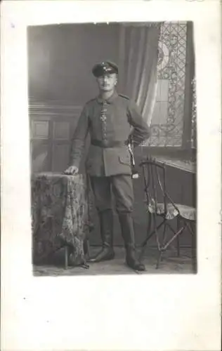 Foto Ak Deutscher Soldat mit EK II, Standportrait