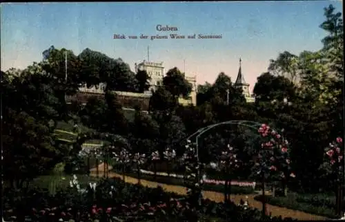 Ak Guben in der Niederlausitz, Blick von grüner Wiese auf Sanssouci