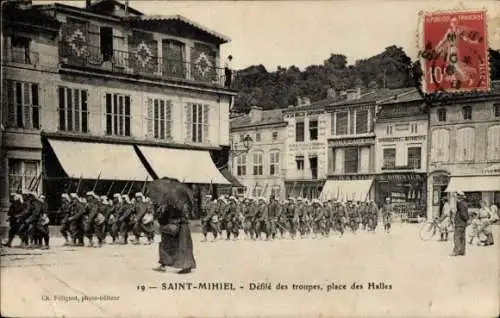 Ak Saint Mihiel Meuse, Defile des troupes, place des Halles