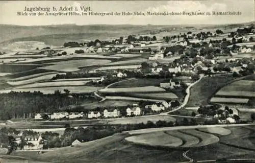 Ak Jugelsburg Adorf im Vogtland, Blick von der Arnsgrüner Höhe, Gesamtansicht, Hoher Stein