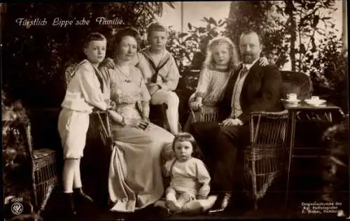 Ak Leopold IV., Fürstlich Lippe'sche Familie, Familienfoto, NPG 4688