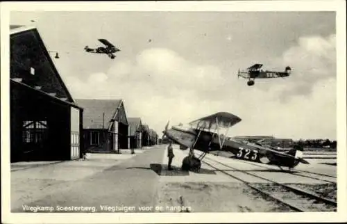 Ak Soesterberg Utrecht Niederlande, Flughafen, Flugzeuge vor dem Hangar