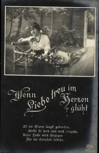 Set von 6 AK Wenn Liebe treu im Herzen glüht..., Junge Frau mit Blumen