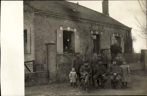 Foto Ak Rethel Ardennes, Deutsche Soldaten in Uniformen, Kinder, Jahr 1915