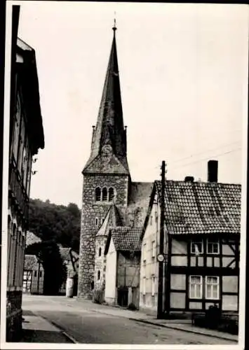 Foto Ak Niedersachswerfen Harztor in Thüringen, Straßenpartie, Kirche